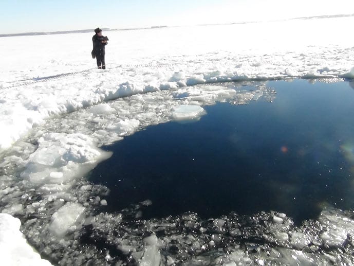 Ein riesiges Loch mitten im Tschebarkul-See bei Tscheljabinsk. Hier soll der größte Splitter des Meteoriten unter einer drei Meter dicken Schlammschicht liegen.