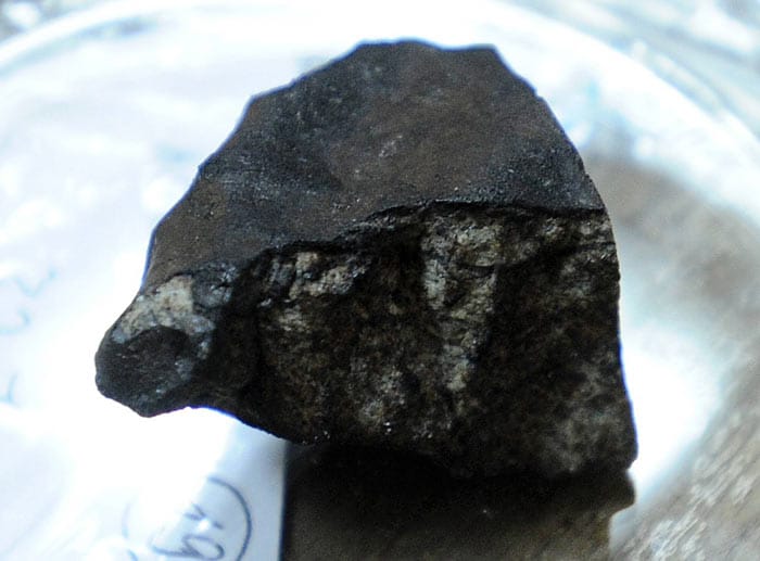 Ein kleiner Splitter des Meteoriten, an dem Wissenschaftler nun Schmelzspuren entdeckten.