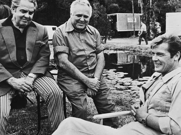Roger Moore mit den Produzenten Albert R. Broccoli und Harry Saltzman während der Dreharbeiten für "Leben und Sterben lassen".