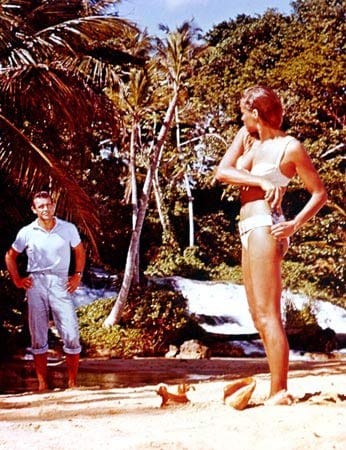 Leider ist die Filmlocation heute nur noch mit Sondererlaubnis zugänglich, da sie sich auf dem Gelände eines Gästehauses der Regierung befindet. Doch ohne Honey Ryders für damalige Verhältnisse aufsehenerregenden Auftritt im Bikini ist der Strandabschnitt auch nicht mehr so spektakulär wie damals.