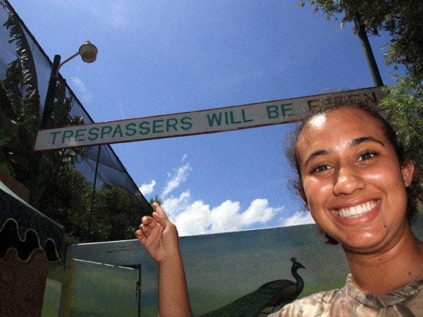 "Unbefugte werden gegessen", begrüßt noch immer ein Schild am Eingang der "Jamaica Swamp Safari" Besucher aus aller Welt. Doch statt des Bösewichts Kananga betreut heute Gabrielle Vernon die Gäste in dem kleinen Zoo.