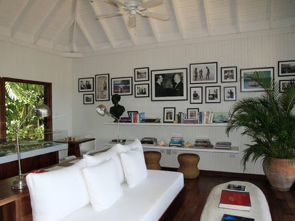 Im Hotelresort "Goldeneye" in Jamaika brachte Ian Fleming seinen ersten Bond-Roman zu Papier. Im Anbau des damals von Fleming genutzten Gartenhäusschens befindet sich heute eine Bibliothek mit einer Auswahl seiner Bücher. Die Wände zieren fotografische Dokumente aus dem Leben Flemings sowie Bilder aus diversen Bond-Verfilmungen.
