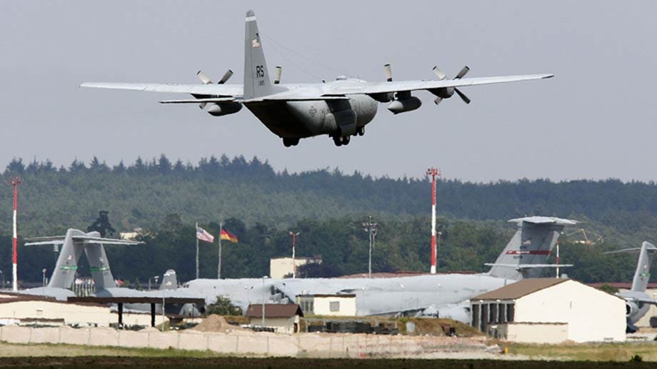Unabhängig davon, ob die Bundeswehr sich direkt an der Intervention beteiligt, spielt Deutschland als Standort eine bedeutende Rolle: Im rheinland-pfälzischen Ramstein betreibt das US-Militär eines seiner wichtigsten Luftwaffenstützpunkte.