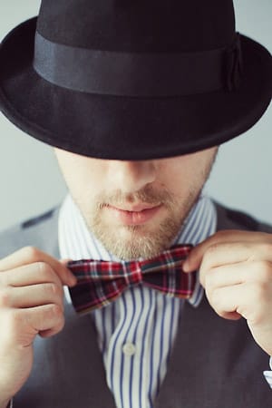 Fliegen, Krawatten, Hüte im 20er-Jahre-Stil und feine Materialien erinnern ein wenig an die Looks von Leonardo Di Caprio in "The Great Gatsby". Die Gentleman-Manieren gehören da aber mindestens genauso dazu.
