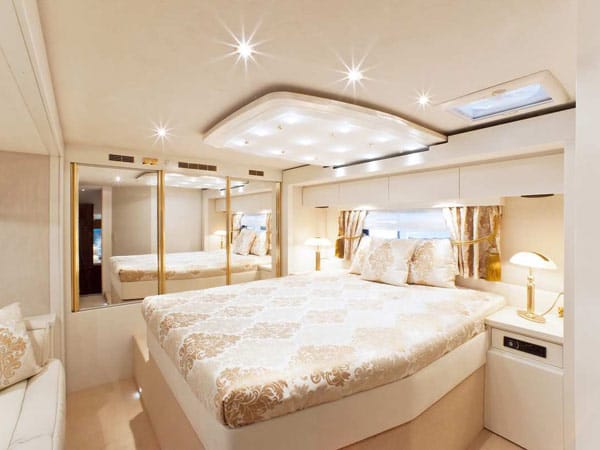 Im Inneren findet der Gast jede Menge Luxus vor. Das große Bett verspricht entspannte Träume.