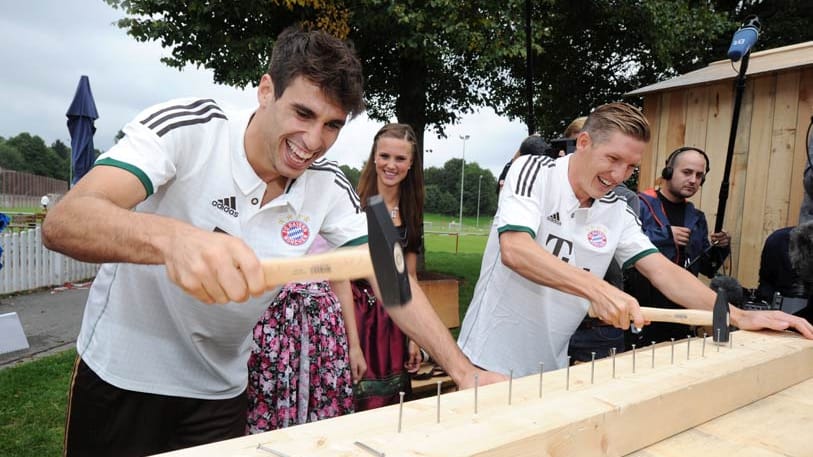 Javi Martinez (li.) und Bastian Schweinsteiger haben bei der Präsentation des neuen Auswärtstrikots jede Menge Spaß.