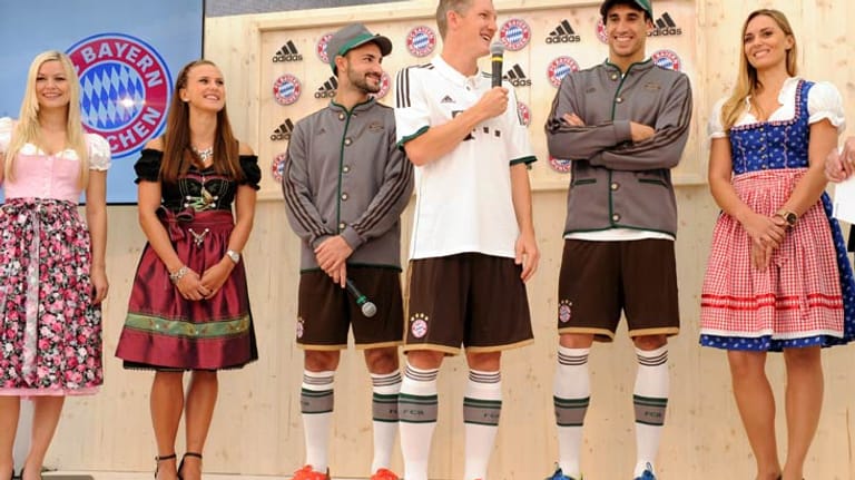 Die Frauen tragen Dirndl, die Männer Tracht. Willkommen beim FC Bayern München.