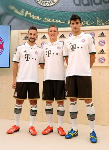 Diego Contento (li.), Bastian Schweinsteiger und Javi Martinez (re.) präsentieren das neue Outfit.