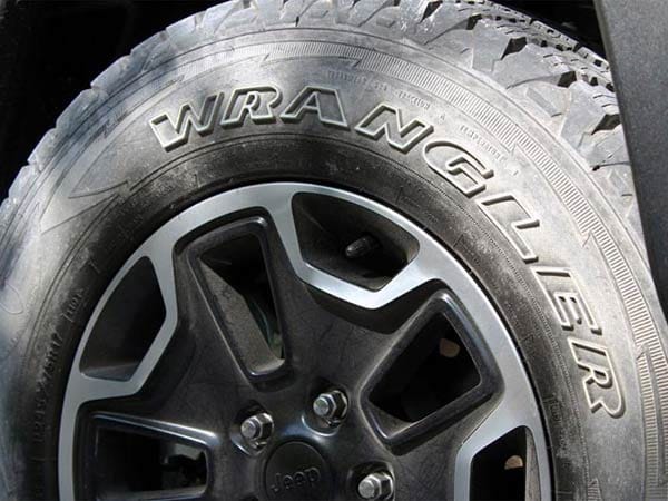 Welches Auto-Modell trägt Reifen mit dem eigenen Namen – der Jeep Wrangler!