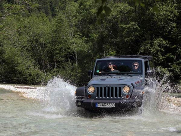 Der Jeep Wrangler Rubicon mit seiner Wattiefe von 76 cm meistert zudem problemlos Wasserdurchfahrten.