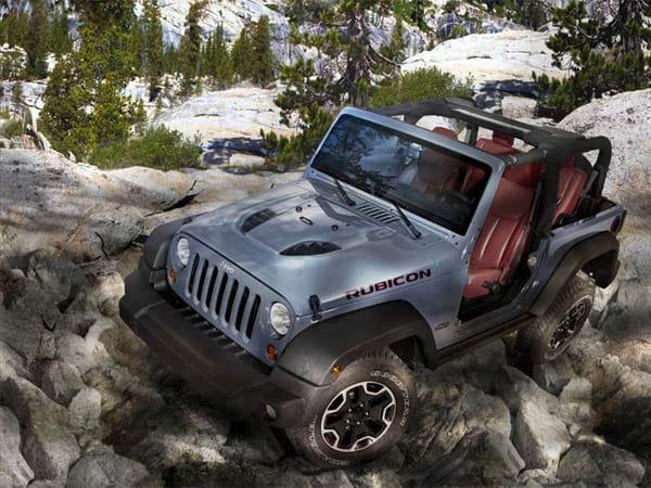 Der "Jeep Wrangler Rubicon" ist einer der extremsten Offroader der Welt. Kein Berg scheint ihm zu steil, kein Weg zu steinig. Mit 460 Nm ab 1.600 Umdrehungen meistert der kleine Wrangler mit seinem 2,8-Liter-Vierzylinder Steigungen, die kaum ein anderer Offroader schafft.