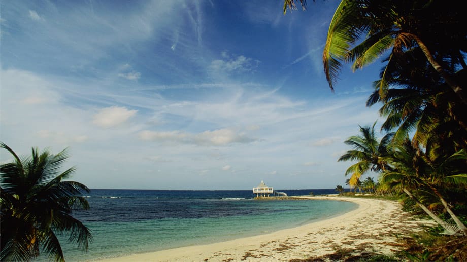 Wer seinen Reichtum lieber alleine genießt kann sich auf den Bahamas eine eigene Insel kaufen. Die Insel Cave Cay steht gerade für 83 Millionen Euro zum Verkauf.