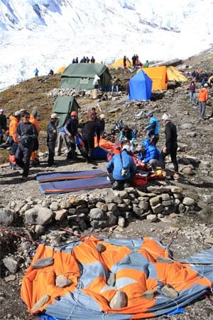 Lawinen-Unglück am Manaslu 2012: Die toten Bergsteiger werden im Base Camp mit Planen zugedeckt.