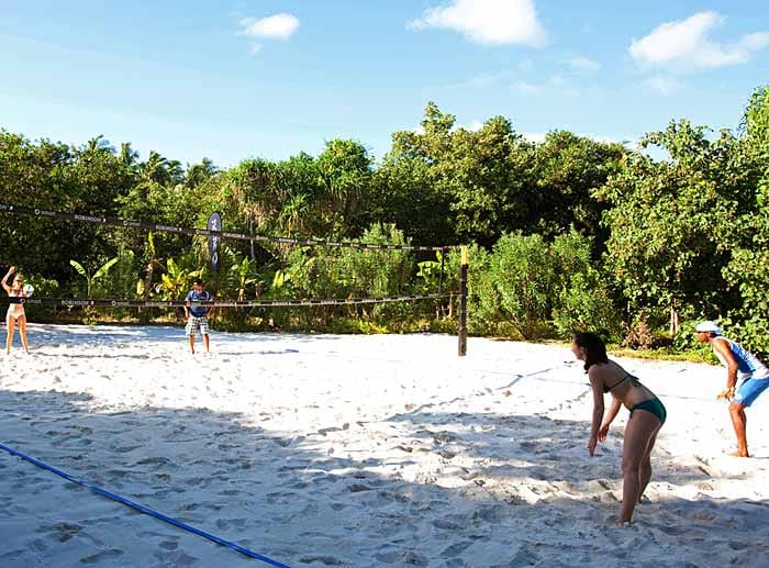 Selbst ein Beachvolleyball-Feld gibt es auf der Insel.