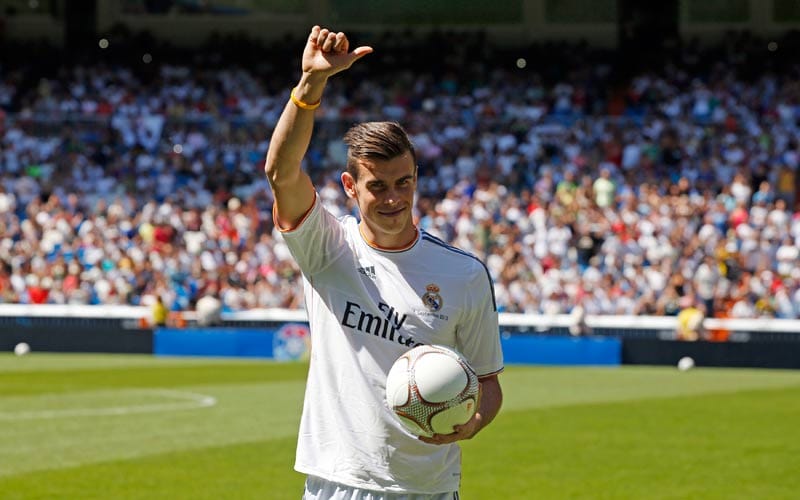 Königstransfer: Real Madrid lockt Gareth Bale nach Spanien und überweist zwischen 90 und 100 Millionen Euro nach Tottenham. Es bleibt damit unklar, ob der Waliser der teuerste oder der zweitteuerste Spieler der Welt nach Cristiano Ronaldo (93 Millionen Euro) ist.