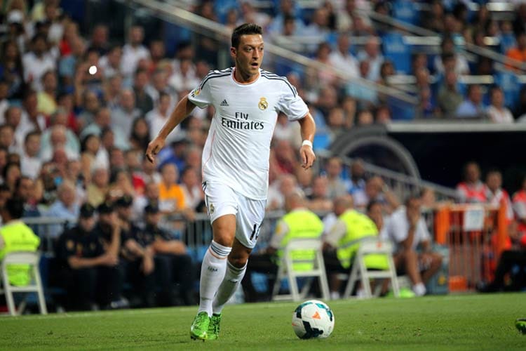 Mesut Özil verlässt Real Madrid in Richtung Arsenal London. Die Ablösesumme beträgt etwa 50 Millionen Euro.