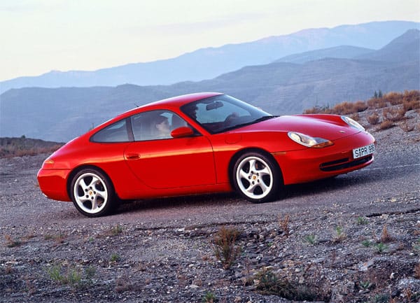 "Spiegeleier"-Scheinwerfer und erstmals Wasserkühlung: der Typ 996 war fast schon revolutionär. Hier ein "911 Carrera 3.4 Coupé" von 1998.