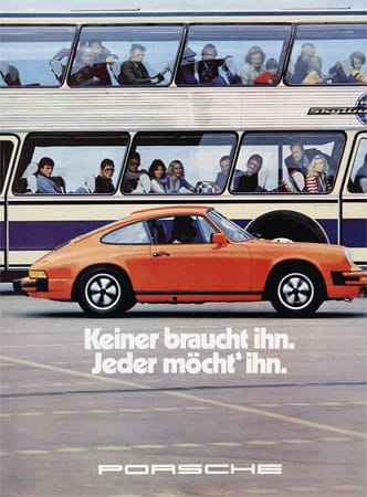 Keiner braucht ihn. Jeder möcht' ihn. Auf dieser Werbung von 1976 fährt der Porsche 911 auf den ebenfalls berühmten Fuchsfelgen.