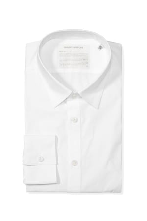 In dem eleganten weißen Hemd von Mauro Grifoni (um 180 Euro) machen Sie bei jeder Gelegenheit eine perfekte Figur. Dank des sportlichen Kent-Kragens passt es sogar zur legeren Jeans.