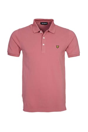 Im Urlaub darf es ruhig mal etwas bunter zugehen. Mit dem knalligen Poloshirt des schottischen Labels Lyle & Scott (um 80 Euro) verbinden Sie sportlich legeren Schick mit einem trendigen Look.