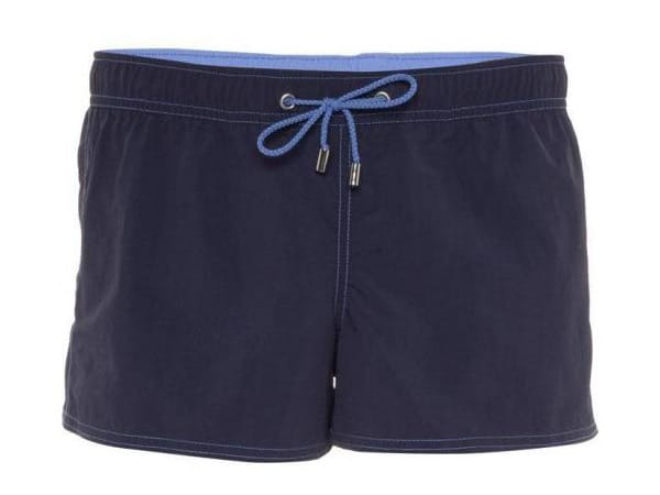 Vergessen Sie bloß nicht ein paar lässige Badeshorts (von HOM um 55 Euro)! Die Leichtgewichte passen garantiert in jeden Koffer und nehmen kaum Platz weg.