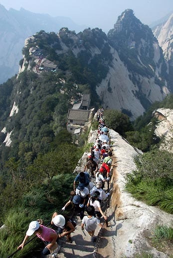 Die Bergpfade, die die verschiedenen Gipfel (bis 2100 Meter hoch) miteinander verbinden, sind überwiegend durch Treppen miteinander verbunden.
