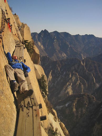Keine Treppe - trotzdem gefährlich. Ein Wanderer macht Pause im Hua Shan Gebirge.