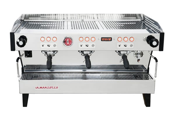 Auch die italienische Marke La Marzocco bietet gute Profi-Maschinen an, wie etwa das Modell "Linea PB 3 Group". Diese Espresso-Maschine bietet Technik, Design und Verarbeitung vom Feinsten für etwa 17.000 Euro.