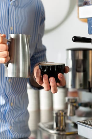 Der perfekte Espresso beginnt mit qualitativ hochwertigen grünen Kaffeebohnen, die zur Perfektion geröstet werden. Hier spielt die Herkunft eine große Rolle. Anschließend ist es enorm wichtig, den perfekten Mahlgrad zu bestimmen. Bei Espresso muss dieser sehr fein sein. Zum Schluss ist eine gute Espressomaschine wichtig, hier sollten Sie für hochwertigen Genuss keineswegs sparen.