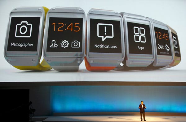Die Kommunikation geschieht via Bluetooth. Kommt ein Anruf, muss der Träger sein Handgelenk zum Ohr bringen, um das Gespräch anzunehmen. Das Mikro befindet sich in der Armbandschnalle. Darüber lässt sich außerdem ein Text diktieren und dann an das Smartphone weitergeben – beispielsweise für SMS oder Mails. Die Kommunikation geschieht via Bluetooth. Kommt ein Anruf, muss der Träger sein Handgelenk zum Ohr bringen, um das Gespräch anzunehmen. Das Mikro befindet sich in der Armbandschnalle. Darüber lässt sich außerdem ein Text diktieren und dann an das Smartphone weitergeben – beispielsweise für SMS oder Mails.