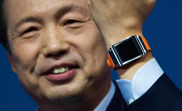 Galaxy Gear heißt die Smartwatch, die Samsung-Manager Shin Jong-kyun auf der IFA in Berlin vorstellte. Die Armbanduhr kann viel, funktioniert aber nur, wenn dabei auch ein Samsung-Handy in der Tasche steckt.