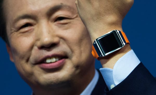 Galaxy Gear heißt die Smartwatch, die Samsung-Manager Shin Jong-kyun auf der IFA in Berlin vorstellte. Die Armbanduhr kann viel, funktioniert aber nur, wenn dabei auch ein Samsung-Handy in der Tasche steckt. Galaxy Gear heißt die Smartwatch, die Samsung-Manager Shin Jong-kyun auf der IFA in Berlin vorstellte. Die Armbanduhr kann viel, funktioniert aber nur, wenn dabei auch ein Samsung-Handy in der Tasche steckt.