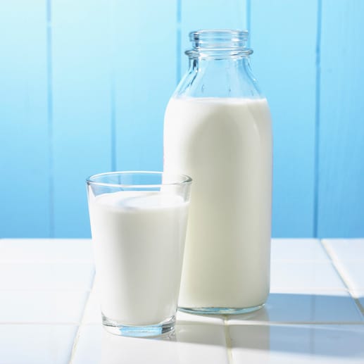 Milch: Bei Vergiftungen sollte schnellstens der Giftnotruf angerufen werden. Das Trinken von Milch kann sogar dazu führen, dass die schädlichen Substanzen noch schneller im Körper wirken.
