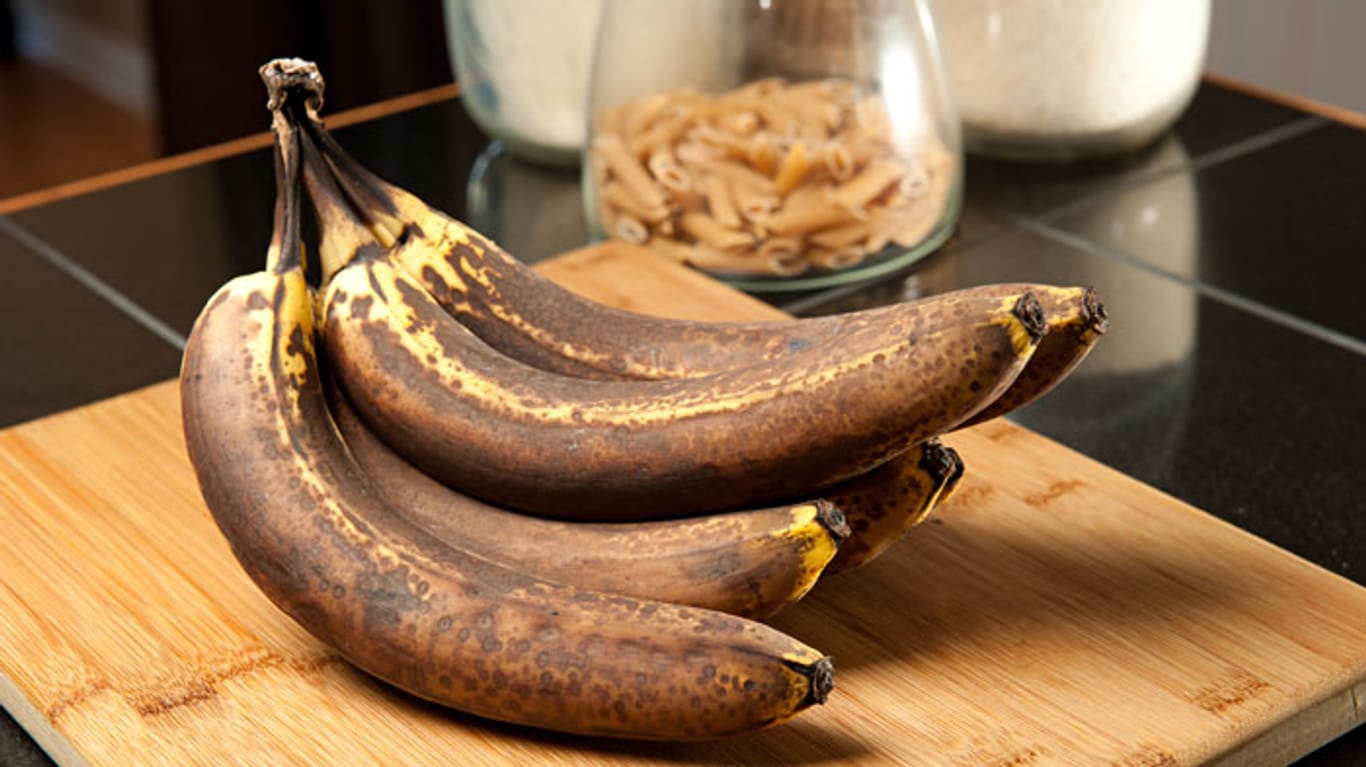 Bananen: Besonders schlecht ist die Lagerung im Kühlschrank für Zitrusfrüchte und exotisches Obst wie Ananas, Papaya, Mango oder Bananen.