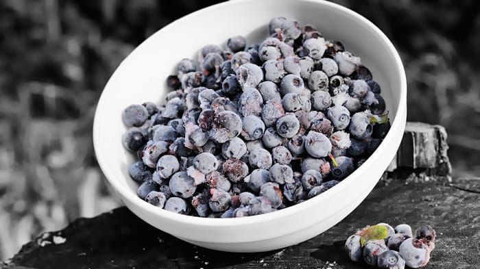 Blaubeeren: Zudem ist kalt nicht gleich kalt. Beeren, Blattsalate und Aprikosen gehören zwar unbedingt in den Kühlschrank und sollten bei unter acht Grad Celsius gelagert werden.