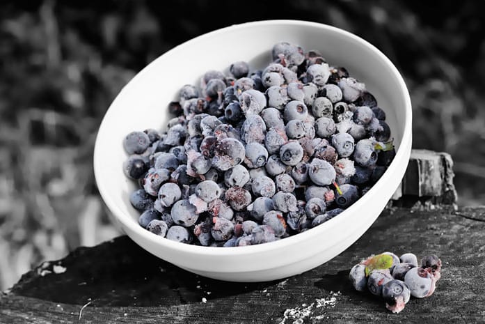 Blaubeeren: Zudem ist kalt nicht gleich kalt. Beeren, Blattsalate und Aprikosen gehören zwar unbedingt in den Kühlschrank und sollten bei unter acht Grad Celsius gelagert werden.