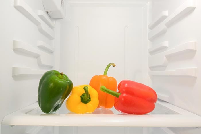 Paprika: Heimische Gemüsesorten sollte man nicht im Kühlschrank lagern. Das gilt vor allem für Sorten, die viel Wasser enthalten wie etwa Gurken, Tomaten oder Paprika.