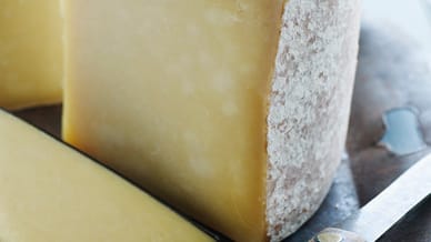 Die Rinde von Bergkäse ist häufig mit Antibiotika versehen, um sie gegen Schimmelpilze zu schützen. Hier heißt es: besser großzügig abschneiden.