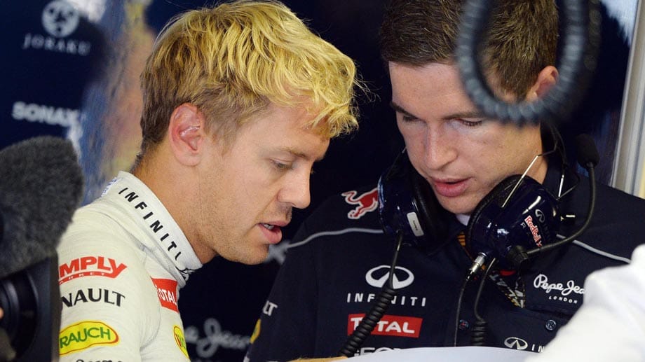 Im ersten freien Training auf der Hochgeschwindigkeitsstrecke im Königlichen Park herrscht bei Sebastian Vettel (li.) und seinem Team noch Verbesserungsbedarf. Am Ende springt nur die viertbeste Zeit für den Red-Bull-Piloten heraus.