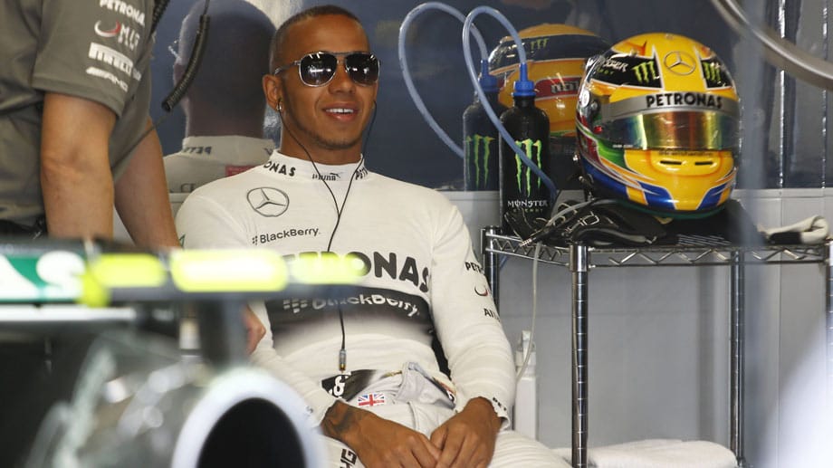 ... Lewis Hamilton im Mercedes, der sich daraufhin erst einmal cool zurücklehnen kann. Alle Top-Piloten liegen im ersten freien Training innerhalb von vier Zehntelsekunden.