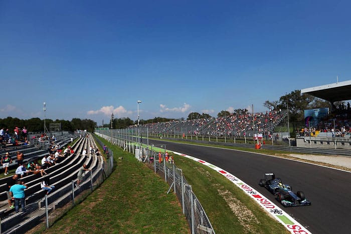 Nico Rosberg hat mit technischen Problemen zu kämpfen und absolviert weniger Runden als geplant.