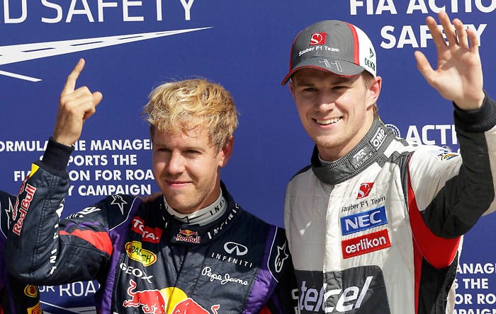Vettel Finger links, Hulk-Hand rechts - Die beiden Deutschen freuen sich über Startplatz eins und drei.
