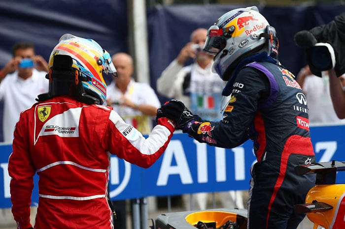 Der geschlagene Alonso (li.) gratuliert Vettel sportlich zum Sieg.