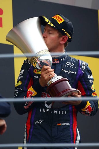 Ein gewohntes Bild: Sebastian Vettel küsst den Siegerpokal. Gerade hat er den Grand Prix von Italien gewonnen.