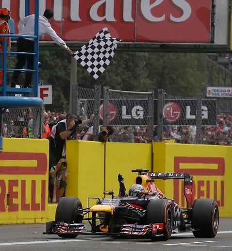 Den Rest des Rennens führt Vettel souverän und überquert die Ziellinie nach 53 Runden als erster.