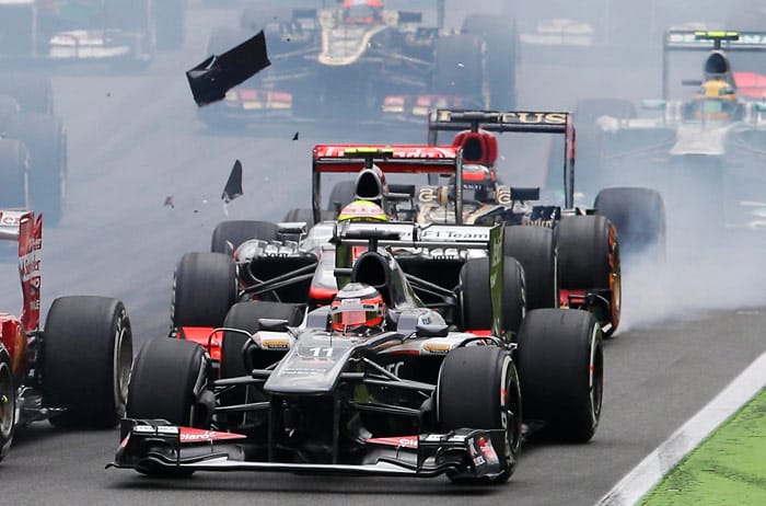 Kimi Räikkönen zerlegt seinen Frontflügel als er Sergio Perez (vorn) ins Heck kracht.