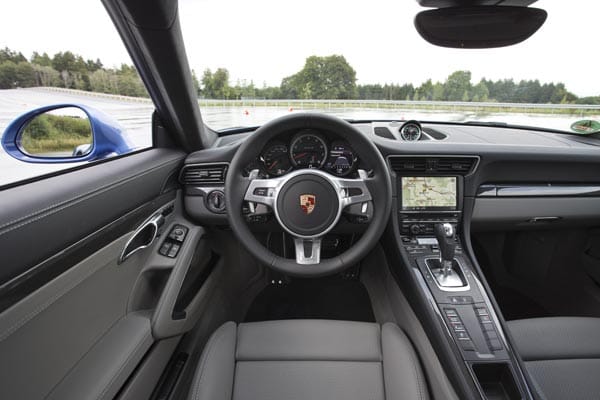 Alltagstauglichkeit wie kein anderer Supersportwagen mit diesen Fahrleistungen verkörpert das Cockpit des Porsche 911 Turbo. Zwar gibt es keine Handschaltung mehr, dafür aber das perfekt abgestimmte 7-Gang-Doppelkupplungsgetriebe und sinnvolle Assistenzsysteme.