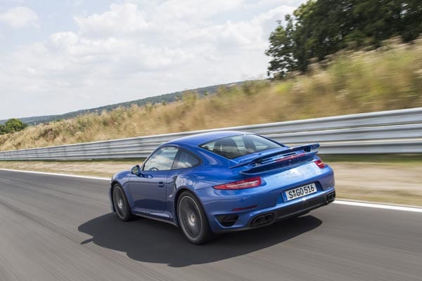 Der Heckflügel ist seit jeher das Markenzeichen des Porsche 911 Turbo. In der neusten Generation fährt er in zwei Stufen aus und neigt sich nach vorn – das garantiert jede Menge Anpressdruck.