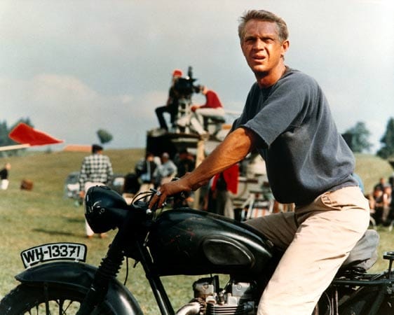 Steve McQueen bei den Dreharbeiten zu "The Great Escape" aus dem Jahr 1962 auf einer Triumph "Speed Twin".