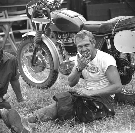Er hatte Charakter und war ein echter Kerl – und kassierte dafür noch gutes Geld. McQueen kannte keine Angst, er liebte Autos und Motorräder – mehr noch als die Frauen.